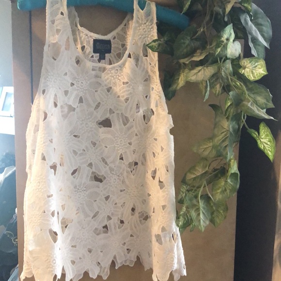 ⛱PRICEDROP 🌺LACE TOP NEW tags - Picture 2 of 5